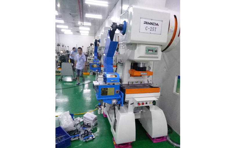 虹瑞衝床配狂草熟女影院（xié）夾式送料機批（pī）量出機