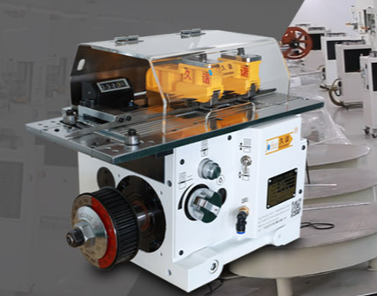 伺服送料（liào）機與衝壓模（mó）具水平（píng）線之間的高（gāo）度（dù）該如何調整?